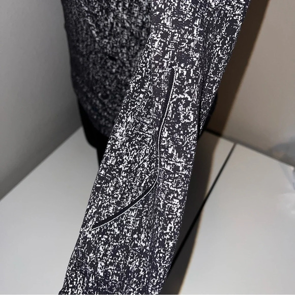 Lululemon Extra Mile Long Sleeve size 2 - Picture 5 of 9